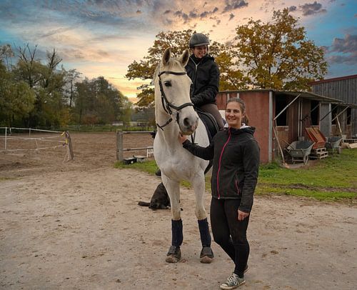 Fotoshoot met schimmelmerrie, ruiter en vriendin