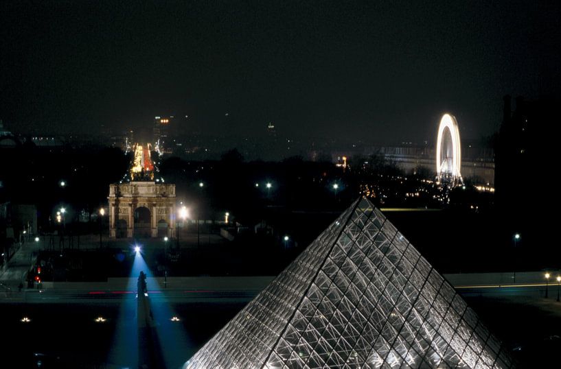 Pyramide van het Louvre en Champs-Elysées gezien vanaf de daken bij nacht 8_4 van Serge Sautereau