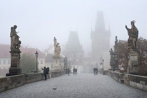 Spaziergang im Nebel auf der Karlsbrücke in Prag