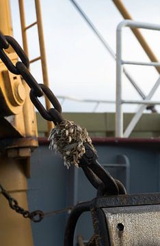 Détail d'une vieille fixation de chaîne rouillée sur un bateau de pêche sur ChrisWillemsen