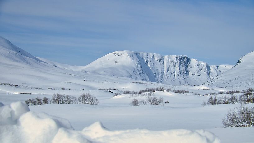 Norwegisches Hochgebirge, verschneite Berge und Landschaft von Martin Köbsch