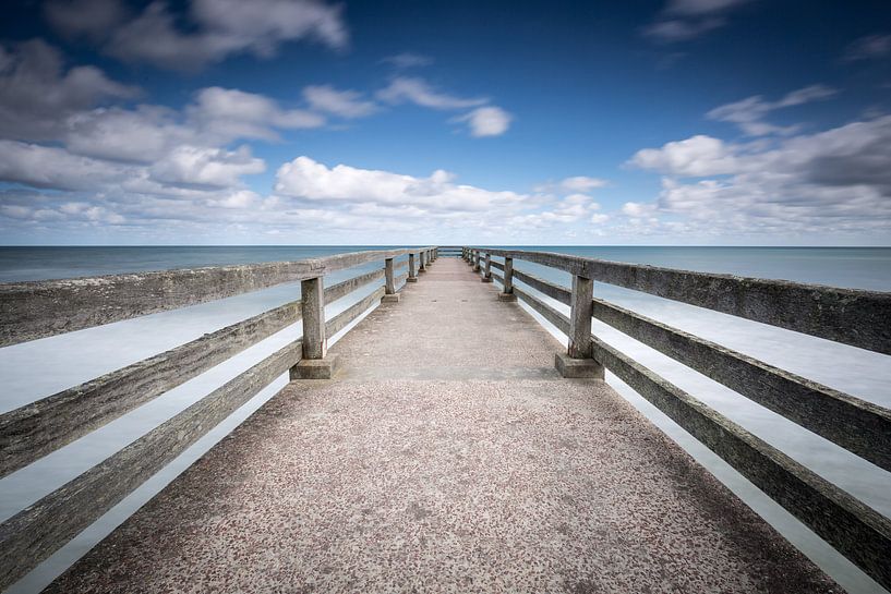 Wolken en zee bij de pier van Omaha Beach Normandië  par Silvia Thiel