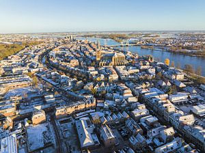 Kampen Bovenkerk Blick auf den Fluss IJssel während eines kalten Wintersonnenaufgangs