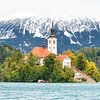 Kirche Maria Himmelfahrt auf einer Insel im Bleder See, Slowenien von Dirk Jan Kralt
