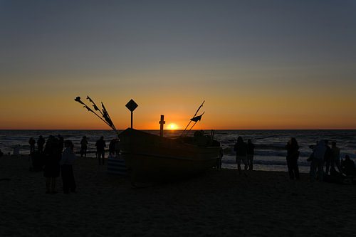 Het strand van Rewal bij zonsondergang van Heiko Kueverling