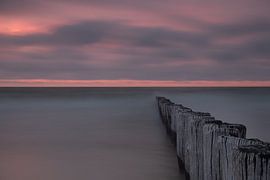 Roze lucht met paaltjes van Lotte Zwanen