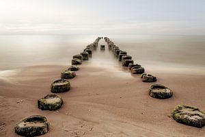 Wellenbrecher im Wasser am Ufer