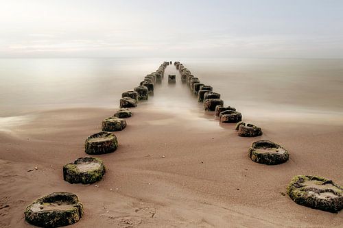 Golfbrekers In Het Water Aan De Kust