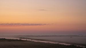 un beau lever de soleil, un matin de bonne heure, plein de brouillard bas et suspendu