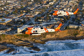 USCG Jayhawk over de kustlijn bij San Diego, USA van Jimmy van Drunen