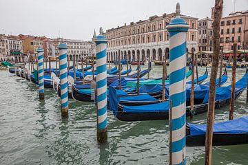 Oude panden en gondolas aan kanaal in oude centrum van Venetie, Italie van Joost Adriaanse