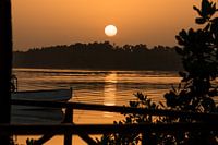 Zonsopkomst in Gambia boven rivier van Bintang Bolong