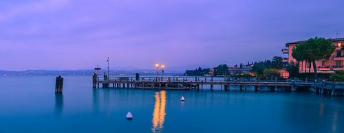 Panorama en zonsondergang in Sirmione, Gardameer, Italië