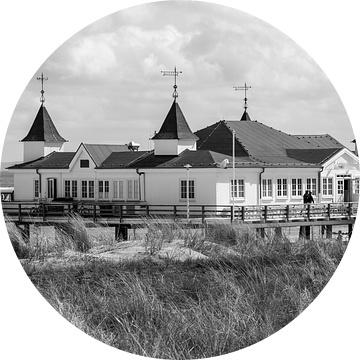 Zwart-witfoto van de pier in Ahlbeck aan de Oostzee van Animaflora PicsStock
