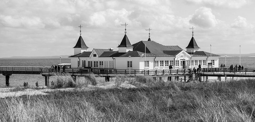 Schwarzweiß Aufnahme von der Seebrücke in Ahlbeck an der Ostsee von Animaflora PicsStock