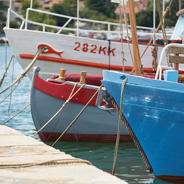 Bateaux de pêche dans le port sur Heiko Kueverling