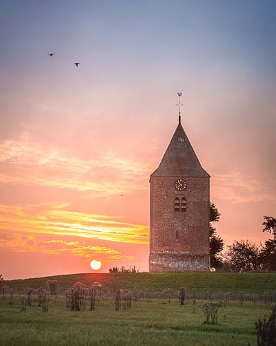 De Peperbus in Heteren tijdens zonsopkomst van Nicky Kapel