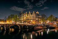 Verlichte grachtenpanden  in Amsterdam op een heldere avond avond, hoek Prinsengracht en Brouwersgra van Roger VDB thumbnail