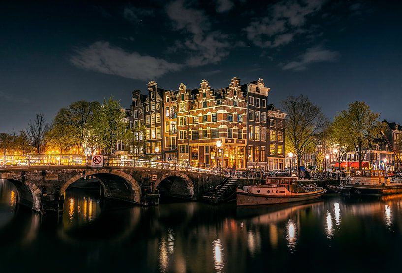 Grachtenhäuser in Amsterdam am Abend, Ecke Prinsengracht und Brouwersgracht (Lekkeresluis) von Roger VDB