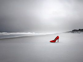 Der rote Schuh am einsamen Strand - De rode schön op het eenzame strand von Christina Bauer Photos