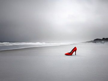 De rode schoen op het eenzame strand - De rode schoen op het eenzame strand van Christina Bauer Photos