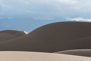Montagne de sable sous les nuages dans le désert | Iran