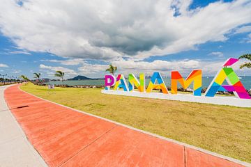 Panama-Schriftzug auf dem Causeway in Panama City von Jan Schneckenhaus