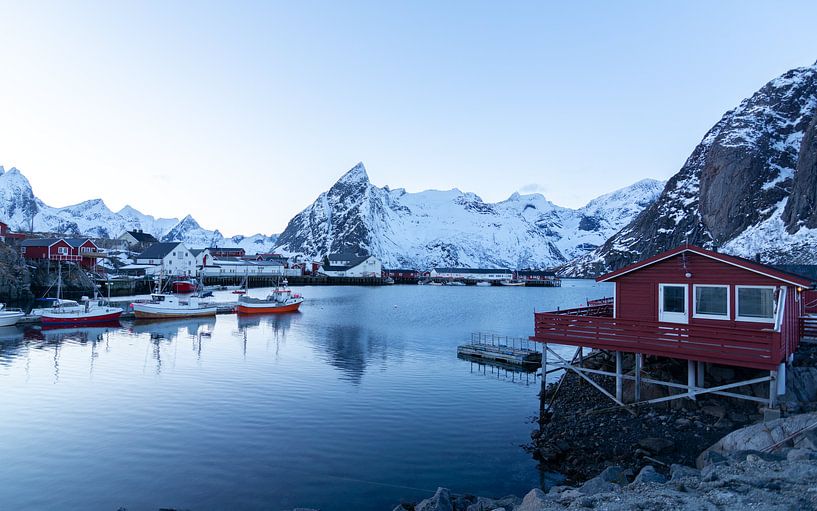 Rode hut in Noorwegen van Samantha van Leeuwen