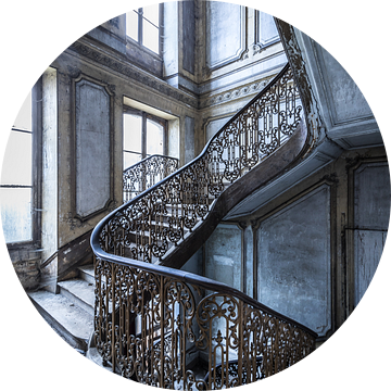 Prachtige trap in verlaten villa van Inge van den Brande