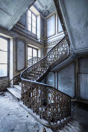 Magnifique escalier dans une villa abandonnée