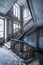 Prachtige trap in verlaten villa van Inge van den Brande thumbnail
