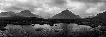 Zwart wit panorama van de Schotse Hooglanden van Arthur Puls Photography