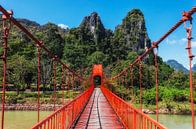 De rode brug, Vang Vieng, Laos van Giovanni della Primavera thumbnail