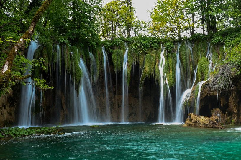 Waterfall fairy tale by Roy van Lawick van Pabst