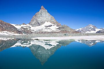 Matterhorn reflection in ice lake by Menno Boermans