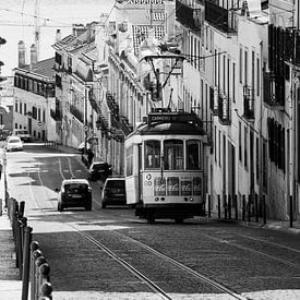 Tram in Lissabon van Monique Tekstra-van Lochem