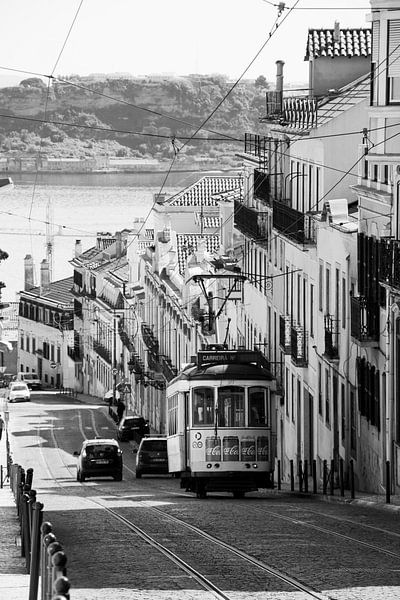 Tram in Lissabon van Monique Tekstra-van Lochem