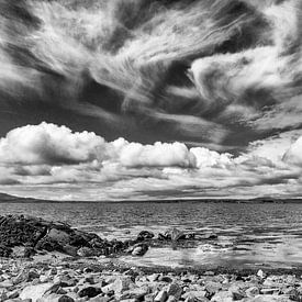 Galway, Ierland, Prachtige wolkenluchten aan de kust. van Photo Henk van Dijk