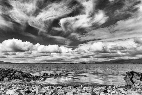 Galway, Ierland, Prachtige wolkenluchten aan de kust.