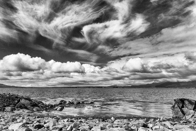Galway, Irland, Schöne Wolken an der Küste. von Photo Henk van Dijk