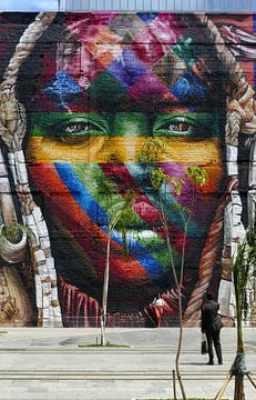Reusachtige graffiti kop. Nietige mensen. van Ton Bijvank