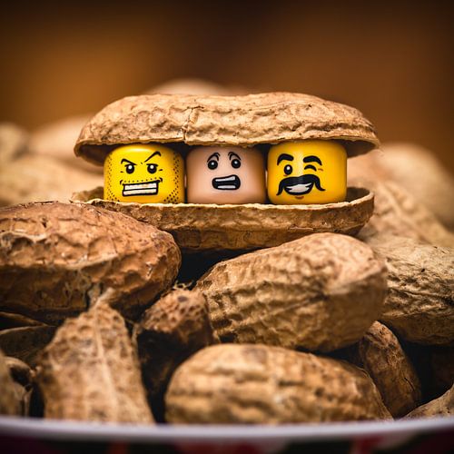 Lustige Szene mit Erdnüssen und Gesichtern