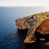 Imposante Blue Grotto op Malta van Lone Drifters