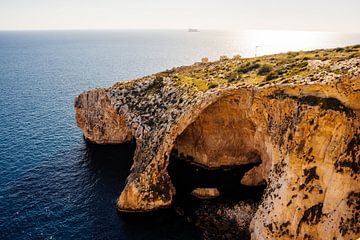 Imposante Blue Grotto op Malta van Lone Drifters