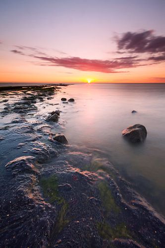 Zonsondergang boven Noordzee met strekdam