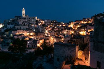 Oude stad van Matera bij nacht van Alex Neumayer