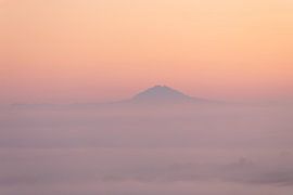 Hohenstaufen im Nebelmeer mit zarten Farbtönen zum Sonnenaufgang. von Jiri Viehmann