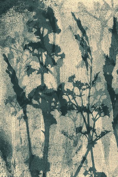 Abstract Retro Botanisch. Grassen, bloemen en bladeren in blauw grijs en wit  (gezien bij vtwonen) van Dina Dankers
