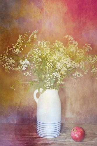 Stilleven met pasteltinten ,granaatappel,fluitenkruid.