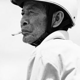 Cambodjaanse man man met helm en sigaret zwart-wit van Monique Tekstra-van Lochem
